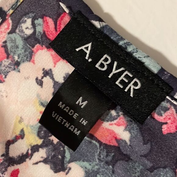 A. Byer floral cold open 3/4 sleeve keyhole neck and back w gold metal detail M - Picture 12 of 12